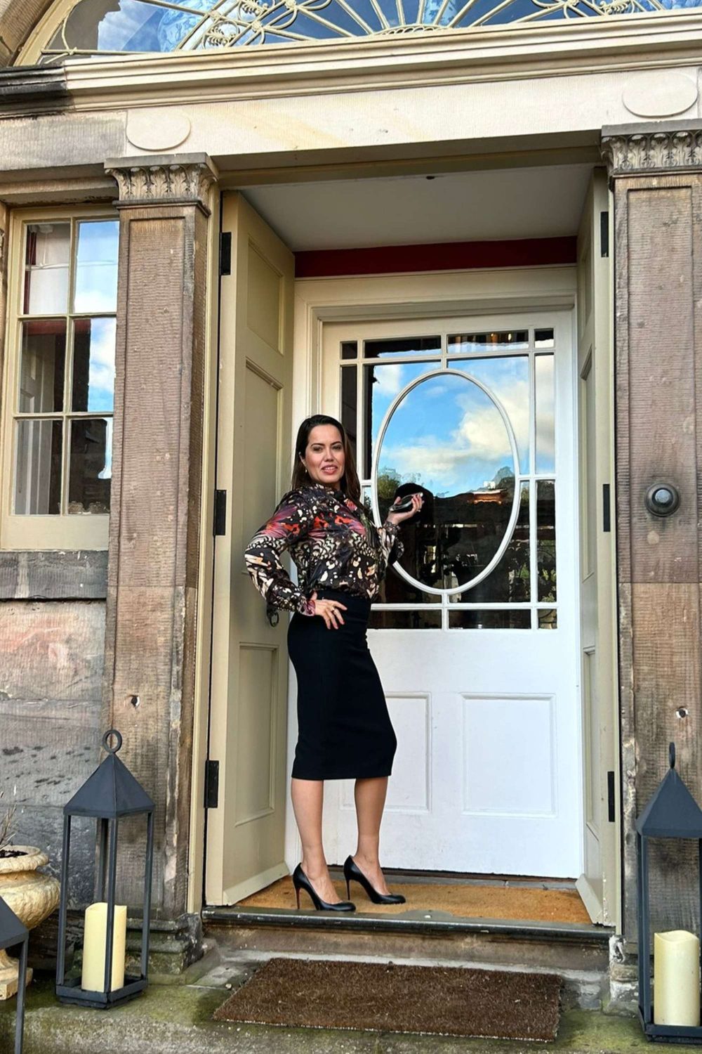 Márcia at the front door of a client’s house