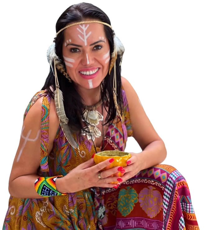 Márcia holding a bowl of cacao